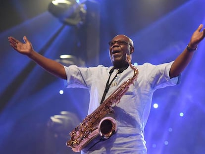 El saxofonista Manu Dibango, en un concierto en Costa de Marfil en 2018.