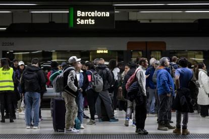 Usuarios de Rodalies en los andenes de la estación de Sants (Barcelona) el primer día de la huelga.