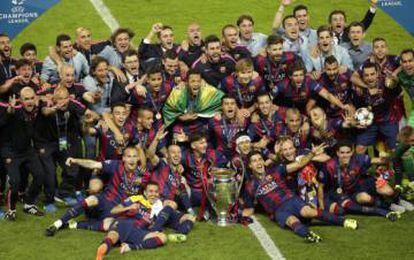 Los jugadores del Barcelona celebran la Champions en Berl&iacute;n. 