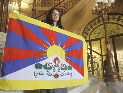 La directora ejecutiva de la ONG Tibetan Centre for Human Rights and Democracy, Tsering Tsomo, exhibe la bandera del T&iacute;bet en el palacio de la Diputaci&oacute;n de Gipuzkoa.