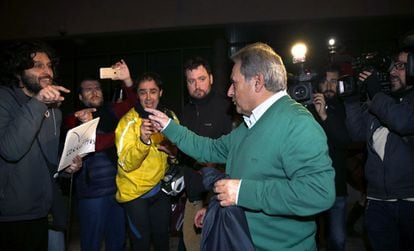 Rus, expresidente de la Diputación de Valencia, se encara con críticos que le esperaban a la salida de los juzgados de Valencia, tras pasar tres días detenido.