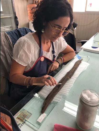 La restauradora María Barajas Rocha trabaja en la estabilización y conservación de los objetos de madera hallados en el Templo Mayor. Foto: Oscar Ruiz Ruiz