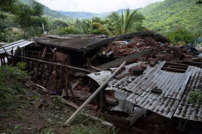 La coordinadora nacional de Protección Civil, Laura Velázquez, ha informado que dos personas murieron a causa del temblor de este lunes, y que otras 10 están heridas. En la imagen, una casa dañada por el sismo en la comunidad de Huitzontla. 