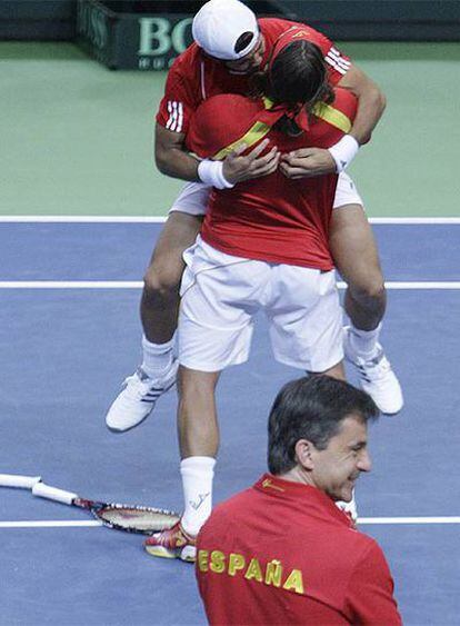 Feliciano López y Fernando Verdasco se abrzan ante Emilio Sánchez Vicario tras vencer en dobles a Alemania en Copa Davis