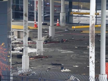 Escombros tras la explosión de este miércoles en el puente Arcoíris, en la frontera entre EE UU y Canadá.