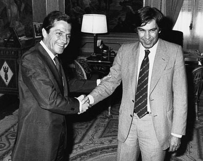 En junio de 1977 el entonces presidente del Gobierno, Adolfo Suárez, durante una entrevista con el también entonces secretario general del PSOE, Felipe González.