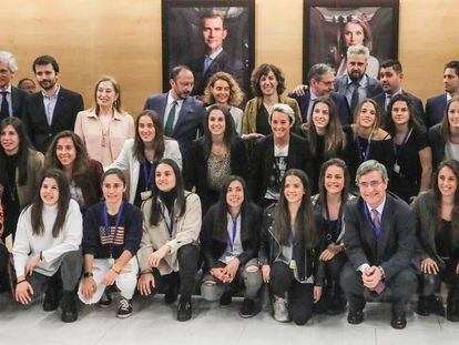 Representantes de la patronal, sindicatos, jugadoras y partidos políticos, este miércoles en el Congreso. En vídeo, las jugadoras españolas presentan el primer convenio de fútbol femenino.