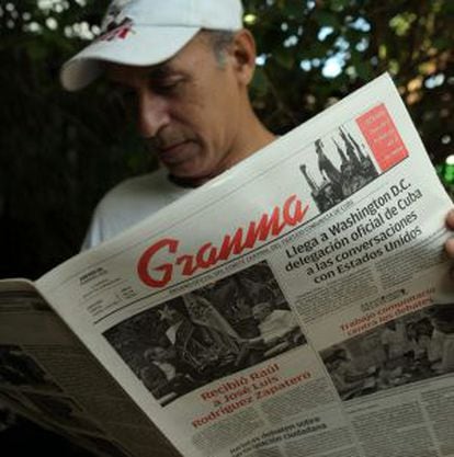Un hombre lee el Granma en Cuba, con Zapatero y Castro en su portada, el pasado 26 de febrero.