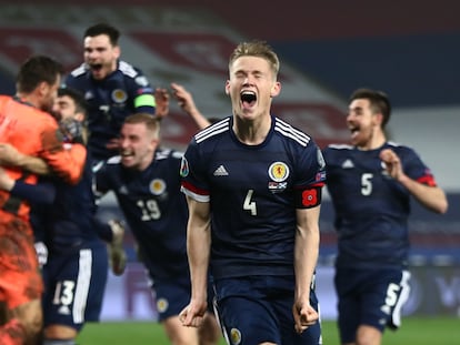 Scott McTominay celebra la victoria de Escocia contra Serbia en noviembre de 2020 y la clasificación para la Eurocopa.