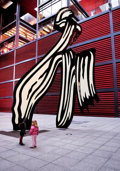 La escultura <i>Brushstroke</i> (Pincelada,1996), de Roy Lichtenstein (Nueva York 1923 - Nueva York 1997), situada en el patio del edificio de Jean Nouvel para la ampliación del Museo Centro de Arte Reina Sofía de Madrid (<a href="http://www.museoreinasofia.es" rel="nofollow" target="_blank">www.museoreinasofia.es</a>). Martina, una de las protagonistas de nuestro reportaje de niños en los museos, veía en esta obra de 9,8 metros de altura, una gigantesca bufanda.
