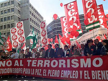 Integrantes de la cabecera de la manifestación del 1 de mayo celebrada ayer en Granada.