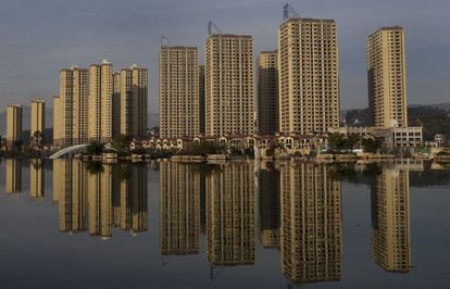 Vista de una zona residencial junto a un lago artificial, en el parque Kunming Waterfall, en Yunann (China).