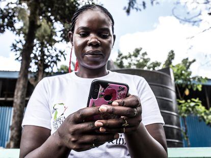 Everlyne Onyango demuestra como funciona el sistema de denuncia vía SMS contra la violencia de género implantado por la ONG Action Aid en diversas áreas de Kenia.