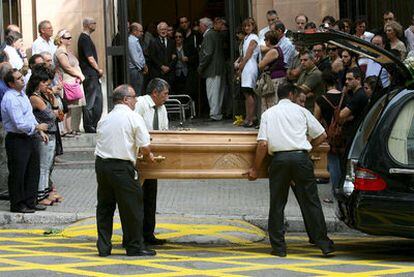 Los restos mortales de Clara Zapater, a la salida de la iglesia de Sant Pau de Tarragona.