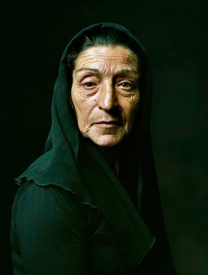 En sus retratos, utilizaba siempre un fondo negro y luz natural. En la imagen, 'María (2006)'.