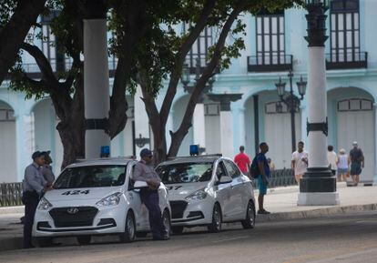 Dos patrullas de policía son vistas cerca del capitolio a dos días del aniversario del 11J, en La Habana (Cuba). 