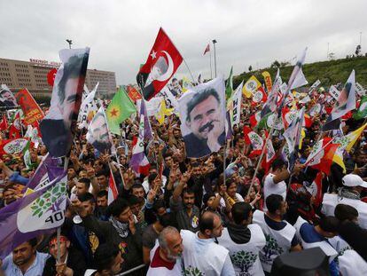 Simpatizantes del partido HDP prokurdo sujetan carteles y banderas reivindicativos, este lunes en Estambul.