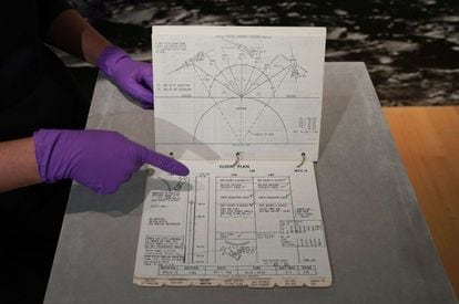 Vista del cuaderno de bitácora del 'Apolo 11' que utilizaron Neil Armstrong y Edwin 'Buzz' Aldrin, en Nueva York el 10 de julio de 2019.