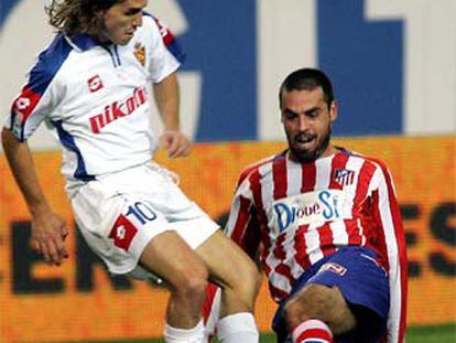 Savio pelea con Novo por un balón en el Atlético-Zaragoza.