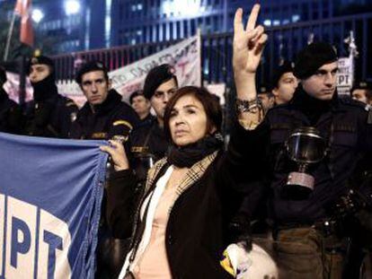 Protestas contra el cierre de ERT frente a la sede del canal en Atenas.