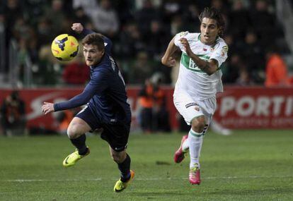 Morales y Damián Suárez persiguen un balon.