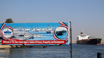 Barco cruzando el canal de Suez hacia el mar Rojo, el 10 de enero, en Ismailia (Egipto).