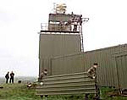 Soldado británicos desmantelan la torre de observación Romeo 101 en Camlough.