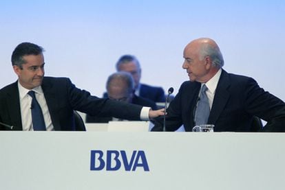El consejero delegado del BBVA, Ángel Cano (izquierda), y el presidente de la entidad, Francisco González, en la junta celebrada en marzo en Bilbao.