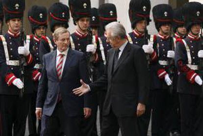 El primer ministro italiano, Mario Monti (d), tiende la mano a su homólogo irlandés, Enda Kenny. EFE/Archivo