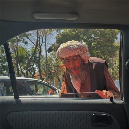 Un hombre pedía limosna entre el tráfico en los alrededores de la sede del Ministerio de Educación en la capital afgana.
