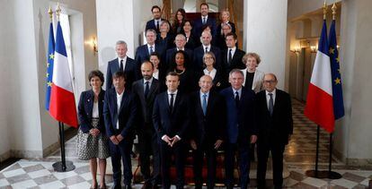 Emmanuel Macron (cuarto por la izquierda) y Edouard Philippe (tercero por la izquierda), junto a los nuevos miembros de su gabinete.