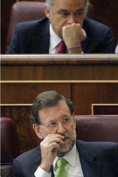 Rajoy y González Pons (detrás) en el Pleno de ayer.