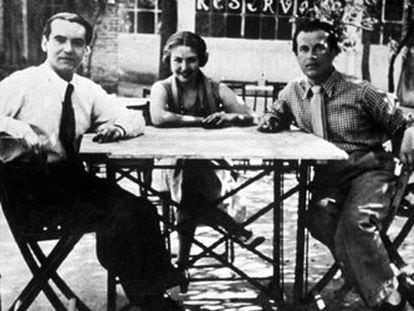 Alberti, a la derecha, con María Teresa León y García Lorca, en un bar hacia 1930, del Archivo Manuel Ángeles Ortiz.