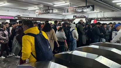 Cientos de personas esperan para abordar uno de los trenes de la línea 9 del metro, en Ciudad de México, este lunes, en una imagen compartida en redes sociales.