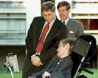 
El presidente de Microsoft, Bill Gates junto a Stephen Hawking en una visita a la universida de Cambridge, el 7 de octubre de 1997. 