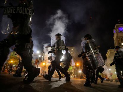 Agentes de policía en las protestas en Louisville (Kentucky).