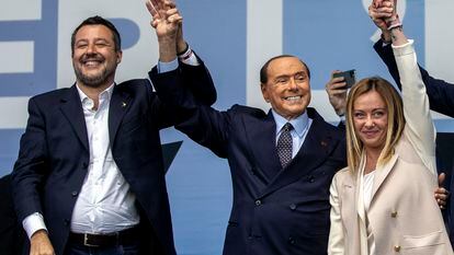 Matteo Salvini, Silvio Berlusconi y Giorgia Meloni, durante un acto de campaña en Roma.