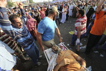 Activistas de los Hermanos Musulmanes trasladan el cadáver de un simpatizante durante los enfrentamientos entre simpatizantes del depuesto presidente egipcio Mohamed Morsi y las fuerzas de seguridad en El Cairo, lunes 8 de julio de 2013.