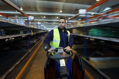 Los trabajadores utilizan vehículos a motor para surcar los 10.000 metros cuadrados del almacén que es pionero en España.