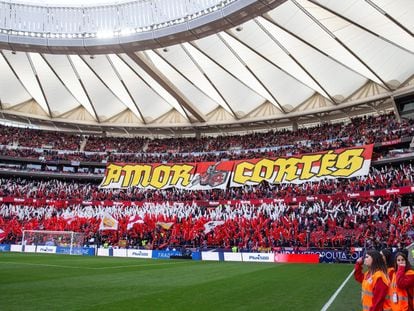 La afición del Atlético de Madrid muestra un mosaico en el partido ante el Sevilla, correspondiente a la jornada 27 de LaLiga Santander que se disputa este sábado en el Estadio Wanda Metropolitano en Madrid.