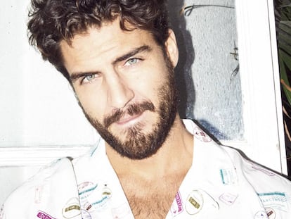 El actor Maxi Iglesias ha crecido, tiene su primer papel adulto en la serie 'Desaparecidos' y aquí posa para ICON con una camisa de Marciano GUESS.