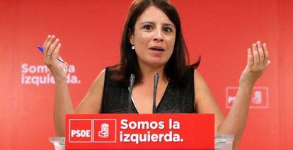 Adriana Lastra, durante la rueda de prensa que ofreció tras la reunión de los miembros de la Comisión Permanente del PSOE y la dirección del Grupo Parlamentario.
