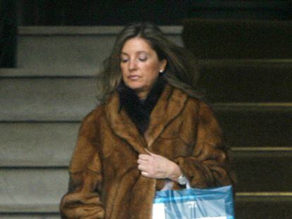 Rosalía Iglesias, esposa de Luis Bárcenas, saliendo de su casa en Madrid.