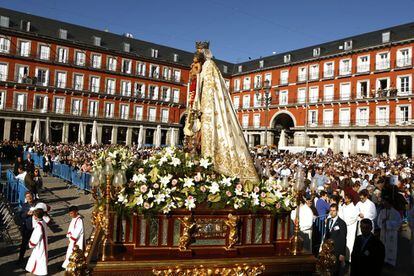 Procesión de la Virgen de la Almudena del año pasado, tras la misa celebrada en la plaza Mayor.