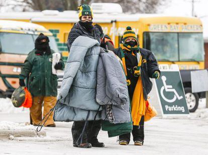 Seguidores de los Packers de Green Bay (Wisconsin), se preparan para un partido a -15 grados.