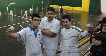 Mariano, Mikel y Daniel, de izquierda a derecha, ayer antes de jugar en el front&oacute;n de Gallarta.