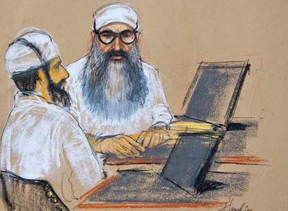 En esta foto de un dibujo realizado por la artista Janet Hamlin, y revisado por los militares de EE UU, se muestra a Jalid Sheik Mohamed, en el centro, y Waleed bin Attash, en el tribunal de Guantánamo