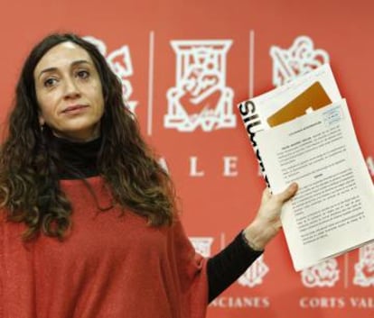 La diputada de Compromís Isaura Navarro muestra la denuncia.