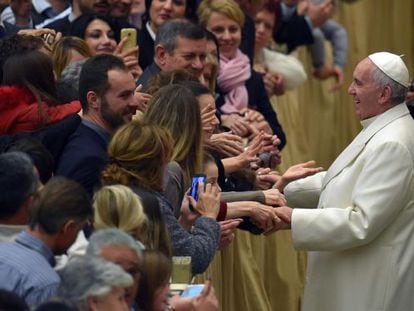 El Papa este jueves con empleados del Vaticano.