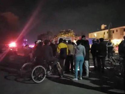 Personal de emergencia, junto al lugar de la explosión. En vídeo, al menos 20 muertos al explotar una toma clandestina de combustible en México